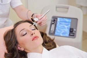 Какими аппаратными процедурами можно убрать морщины на лбу?