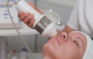 Какими аппаратными процедурами можно убрать морщины на лбу?