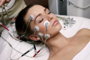 Какими аппаратными процедурами можно убрать морщины на лбу?