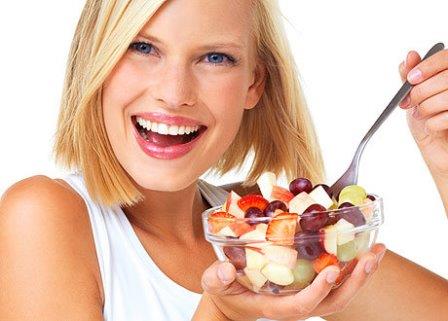 женщина ест салат