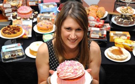 девушка предлагает тортик