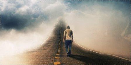 человек идет с опущенной головой