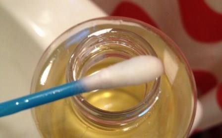 бутылка с маслом и палочка