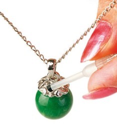 аромамедальон наполняют эфиром