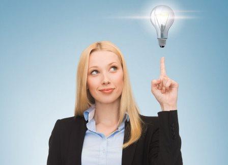 девушка указывает на лампочку