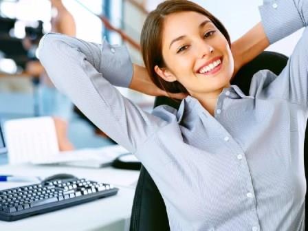 женщина закончила работать с компьютером