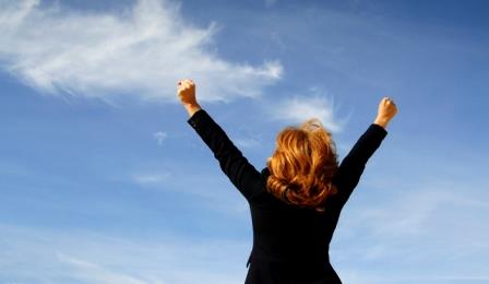 женщина с распахнутыми руками