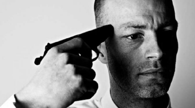 мужчина с пистолетом у виска