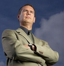 мужчина уверенно смотрит вперед