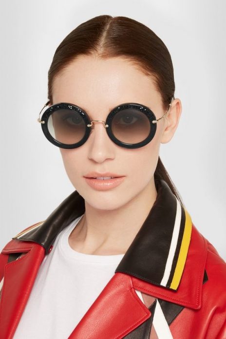 девушка в круглых очках от солнца