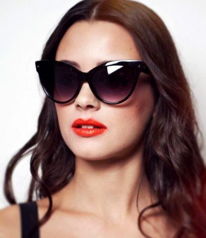 девушка в очках от солнца кошачьей формы