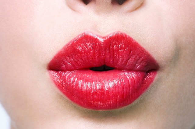 Поэтапное увеличение губ с помощью макияжа
