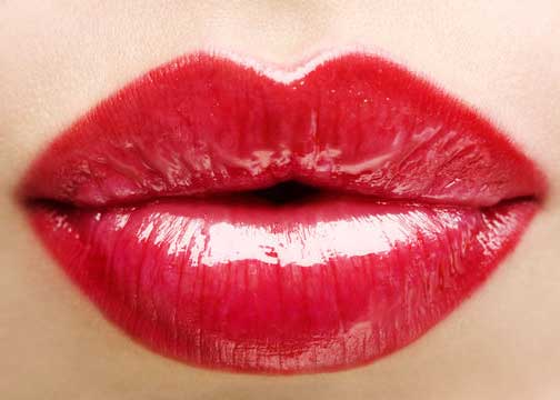 Поэтапное увеличение губ с помощью макияжа