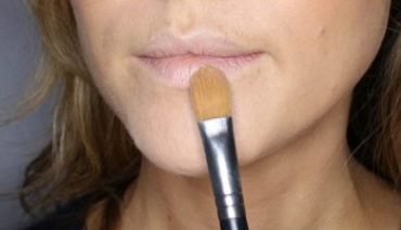 Поэтапное увеличение губ с помощью макияжа